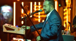 Kuba Dragos sahnesi Taverna müziğin duayen ismi Arif Susam’ı ağırladı