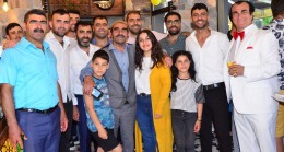 Sarıyer Börekçisinin yeni şube açılışında Yeşilçam Vokal Grubu sürprizi