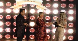 Yılın kişisel gelişim uzmanı Ebru Kaya başarısını aldığı ödülle taçlandırdı