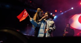 Işın Karaca Cumhuriyet çoşkusunu kızıyla birlikte yaşadı