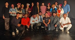 Bir Roman Meselesi “Cümbüş” prömiyerini yaptı