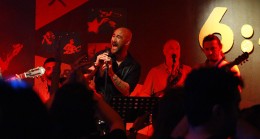 Çukur’un Victor’u Doğan Barış Yaşar Sahnedeydi: Hem Güldürdü Hem de Nostalji Yaşattı!