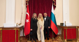 Sabit Akkaya’dan Sofya’da Zarif Bir Dokunuş: Özlem Süer Defilesine Backstage İmzası