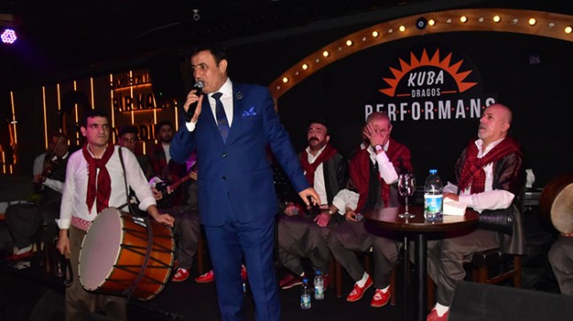 Kuba Dragos ünlü türkücü Mahmut Tuncer’i sahnesinde ağırladı