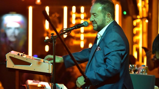 Kuba Dragos sahnesi Taverna müziğin duayen ismi Arif Susam’ı ağırladı