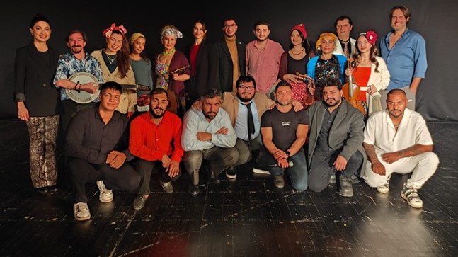 Bir Roman Meselesi “Cümbüş” prömiyerini yaptı