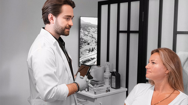 Pınar Altuğ Atacan’ın kaşlarına doğal dokunuş