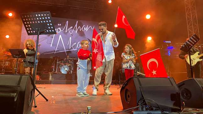 Gökhan Akar Kanseri Yenen Minik Hayranıyla Sahnede Şarkı Söyledi
