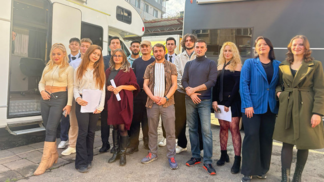 “3 2 1 KAOS” Sete Çıktı: Absürt Komedi Dünyasında Yeni Bir Dönem Başlıyor