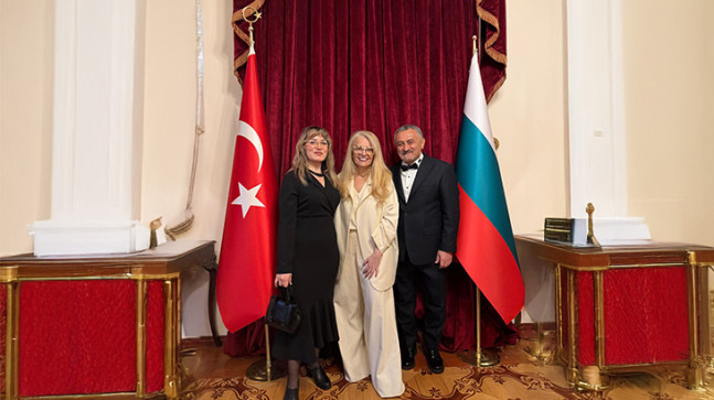 Sabit Akkaya’dan Sofya’da Zarif Bir Dokunuş: Özlem Süer Defilesine Backstage İmzası