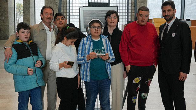 “Sessizliğin İzleri”: Orkun Ölmez’den Otizm Farkındalığı İçin Anlamlı Sergi