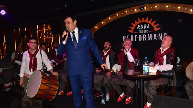 Kuba Dragos ünlü türkücü Mahmut Tuncer’i sahnesinde ağırladı