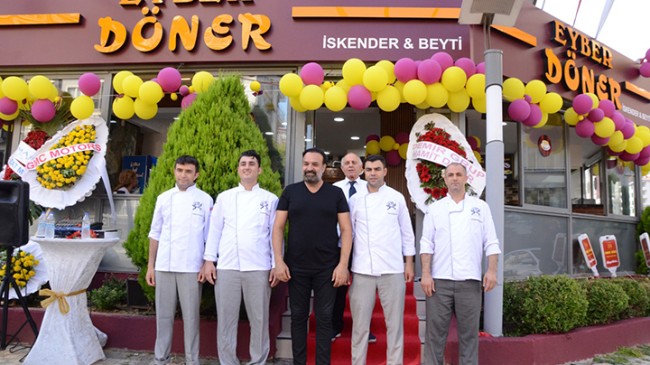 Ünlü sanatçı Berhan Ertoprak’ın kendi markası “Eyber Döner” açılışına yoğun ilgi