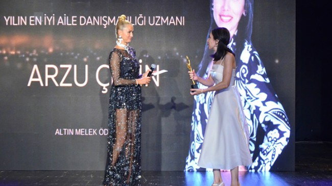 Arzu Çetin “Yılın En Başarılı Aile Danışmanlığı Uzmanı” ödülüne layık görüldü.