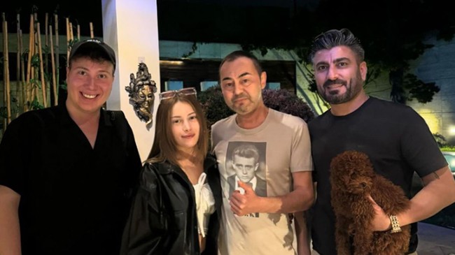 Sevilen sunucu  Efecin, Ünlü Sanatçı Serdar Ortaç’ı konuk etti.