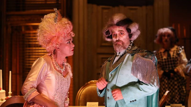 “Tartuffe” Harbiye’de Büyüledi: İBB Şehir Tiyatroları’ndan Unutulmaz Bir Gece