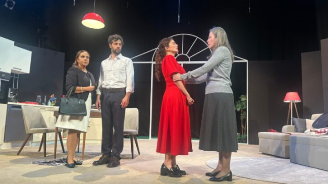 “Geç Kalanlar” oyunu, görkemli bir gala ile seyirciyle buluştu.