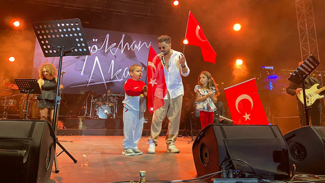 Gökhan Akar Kanseri Yenen Minik Hayranıyla Sahnede Şarkı Söyledi