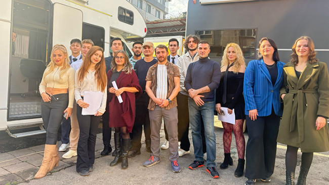 “3 2 1 KAOS” Sete Çıktı: Absürt Komedi Dünyasında Yeni Bir Dönem Başlıyor