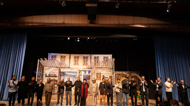 “Konken Partisi” oyununun galasına ünlü isimlerden ve tiyatroseverlerden yoğun ilgi