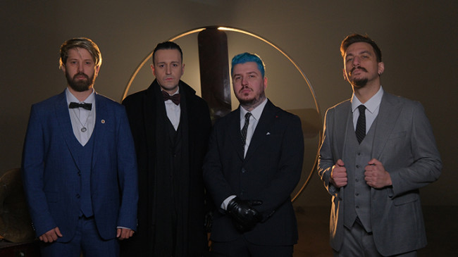 Türk Rock & Metal sahnesine iddialı bir giriş yapan Fake Majesty, ilk teklisi “Ease the Pain” ile dinleyicilerle buluştu.