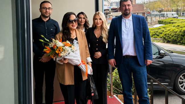 Türk sinemasının sultanı Türkan Şoray’dan Alpi Diş Hastanesine anlamlı ziyaret