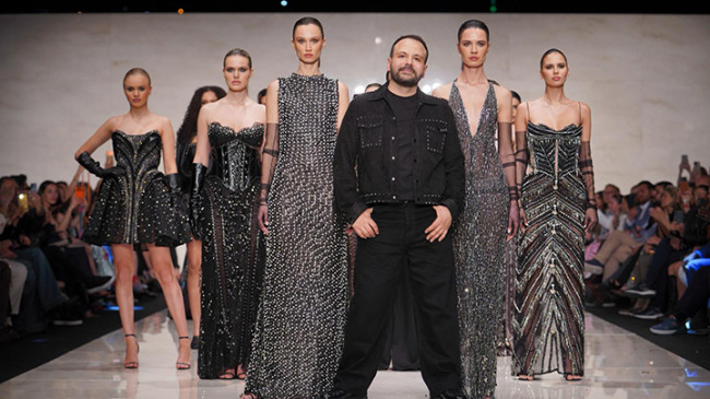 Murat Acar Defilesinde Mermer Podyumda Moda Resitali