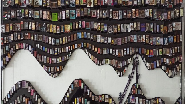 Engin Beyaz, ‘Sanal Kütüphane’ adlı kişisel sergisini sanatseverlerle buluşturuyor
