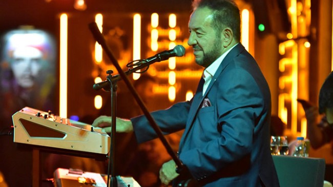 Kuba Dragos sahnesi Taverna müziğin duayen ismi Arif Susam’ı ağırladı