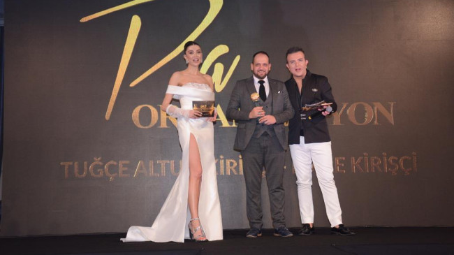 AMARE PIRLANTA YÖNETİM KURULU BAŞKANI BARBAROS ELDEŞ YILIN ÇIKIŞ YAPAN PIRLANTA MARKASI ÖDÜLÜNÜ ALDI.