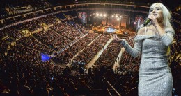 Yıldız Tilbe kariyerinin 30’uncu yılını Ülker Sports Arena’da 10 bin kişiye verdiği dev konserle kutladı